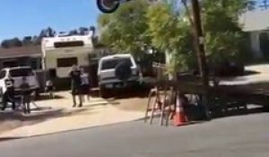 Ce gars tente un saut sur une rampe en Harley-Davidson et s'écrase bien comme il faut
