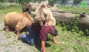 Quand un ours de 150kg grimpe sur le dos de son dresseur