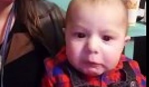 Ce Bebe Est En Admiration Devant Sa Maman Qui Chante Sur Orange Videos