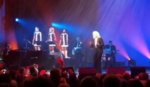 En hommage à Johnny, Sylvie Vartan interprète "Sang pour sang" la chanson écrite par David