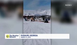 Skieurs projetés au sol d'un télésiège en pleine piste de ski !