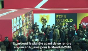 Foot: le trophée de la Coupe du monde à Paris