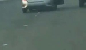 Ce débile tente de sortir de sa voiture en route pour cogner un autre automobiliste et va se rater
