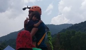 Saut pendulaire avec sa fille de 2 ans dans les bras