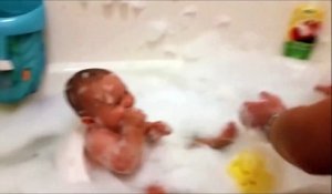 Un Papa Est Degoute Par La Couche Sale De Son Bebe Sur Orange Videos