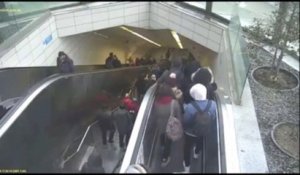 Cet homme se fait avaler par un escalator défectueux et reste coincé 1 heure !