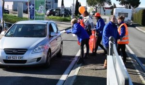 Orange : une soixantaine de grévistes devant le Carrefour du Coudoulet