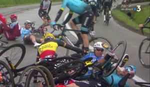 Tour des Flandres : Terrible chute chez les hommes, de nombreux coureurs au sol