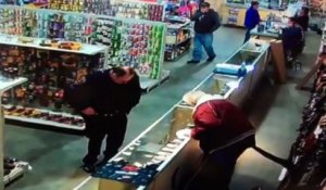 Ce policier américain se tire dans la main en plein magasin... Oups