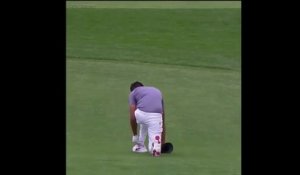 Ce golfeur célèbre son coup magnifique et se pète la cheville... FAIL