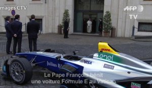 Le Pape François bénit une voiture Formule E au Vatican