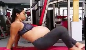 Elle continu le sport et la musculation alors qu'elle est enceinte de 8 mois