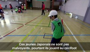 Japon: des écoliers jouent au cécifoot pour les Paralympiques