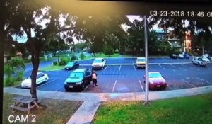 Un homme vole une voiture avec un chariot élévateur en pleine journée