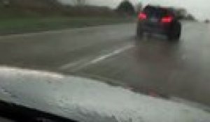 Une femme filme une tornade qui fait subitement décoller sa voiture
