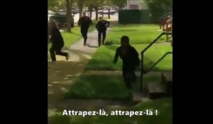 Ce policier demande à un passant d'arreter une suspecte qui fuit