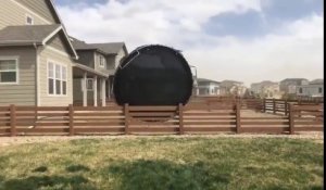 Emporté par le vent ce trampoline géant vole dans le quartier