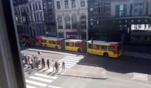 Liège: un bus double accordéons du TEC  remorqué par une 'super dépanneuse'