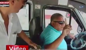 Un passager de minibus s'en prend au chauffeur et provoque un accident (vidéo)