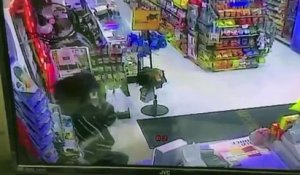 Cet employé se charge d'un voleur à mains armés