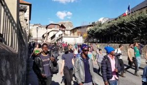 Hautes-Alpes : Le cortège de militants antifascistes arrive à Briançon