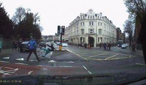 Un piéton donne un coup de main à la police pour attraper un cycliste armé d’un couteau !