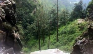 Une route traversée par une cascade au Népal