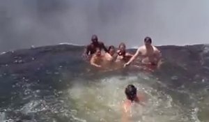 Cette famille se baigne dans une chute vertigineuse à 1 m du vide