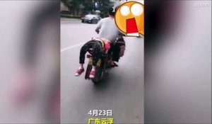 Ce papa force sa fille à aller à l'école en l'attachant à la moto