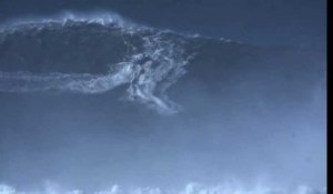 Voici la plus haute vague jamais surfée au monde.