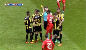 Un arbitre de foot se prend un carton jaune (Pays-Bas)