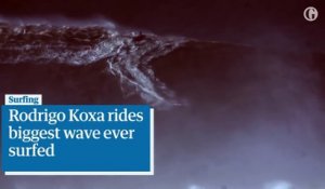 Il bat le record du monde en surfant la plus grosse vague de tous les temps