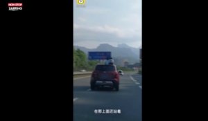 Chine : Des parents roulent avec leurs enfants sur le toit de leur voiture (Vidéo)