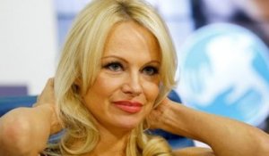 La vive inquiétude de Pamela Anderson pour Julian Assange