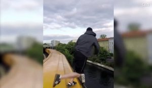 Il se jette depuis un train en marche dans une rivière à Berlin