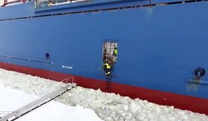 Comment monter sur un énorme bateau en marche
