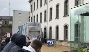 Les joueurs de l’OM quittent le Novotel pour Le Roudourou