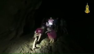 Premières images des 12 ados et leur entraineur de foot piégés 9 jours dans une grotte