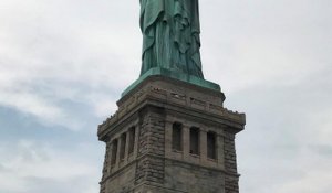 Fête nationale américaine : une manifestante anti-Trump sur la statue de la Liberté