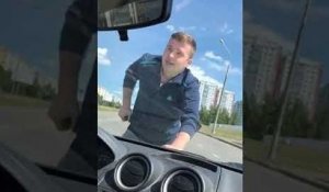 Un papa brise les vitres d'une voiture pour récuper sa fille
