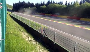 Belgique : Une voiture de course s'envole sur une dizaine de mètres dans un virage !