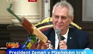 Contre les journalistes, le président tchèque brandit sa "kalachnikov antipresse"