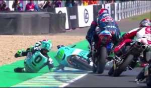 Jakub Kornfeil évite la chute en sautant par-dessus de la moto d'un autre concurrent