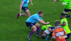 Un rugbyman met un violent coup de pied façon kung fu en plein visage d'un adversaire