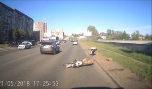 Ce motard tente de doubler en prenant le trottoir et chute lamentablement