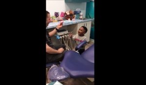 Un petit garçon est fasciné par les tours de magie réalisés par un dentiste