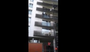 Un jeune malien agi en héro en escaladant la façade d'un immeuble pour sauver un enfant suspendu dans le vide