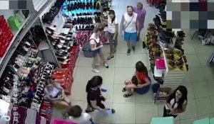 Un abrutis frappe une vendeuse en plein visage