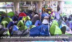 Paris: des migrants évacués trouvent refuge dans un gymnase
