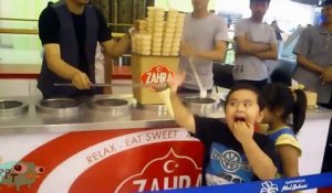 Un enfant pète un câble à cause d'un vendeur de glaces !